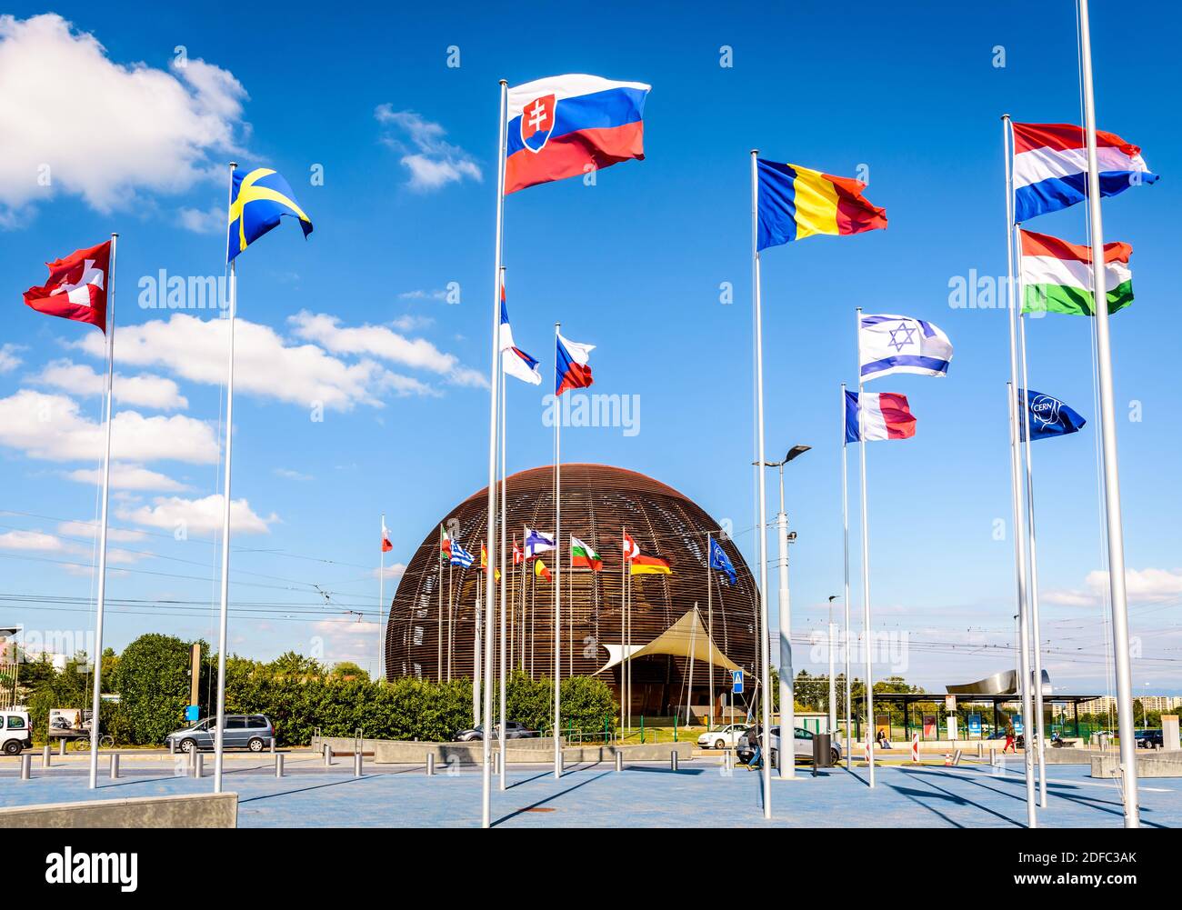 Il Globe of Science and Innovation al CERN, l'Organizzazione europea per la ricerca nucleare vicino Ginevra, con le bandiere degli stati membri che volano. Foto Stock