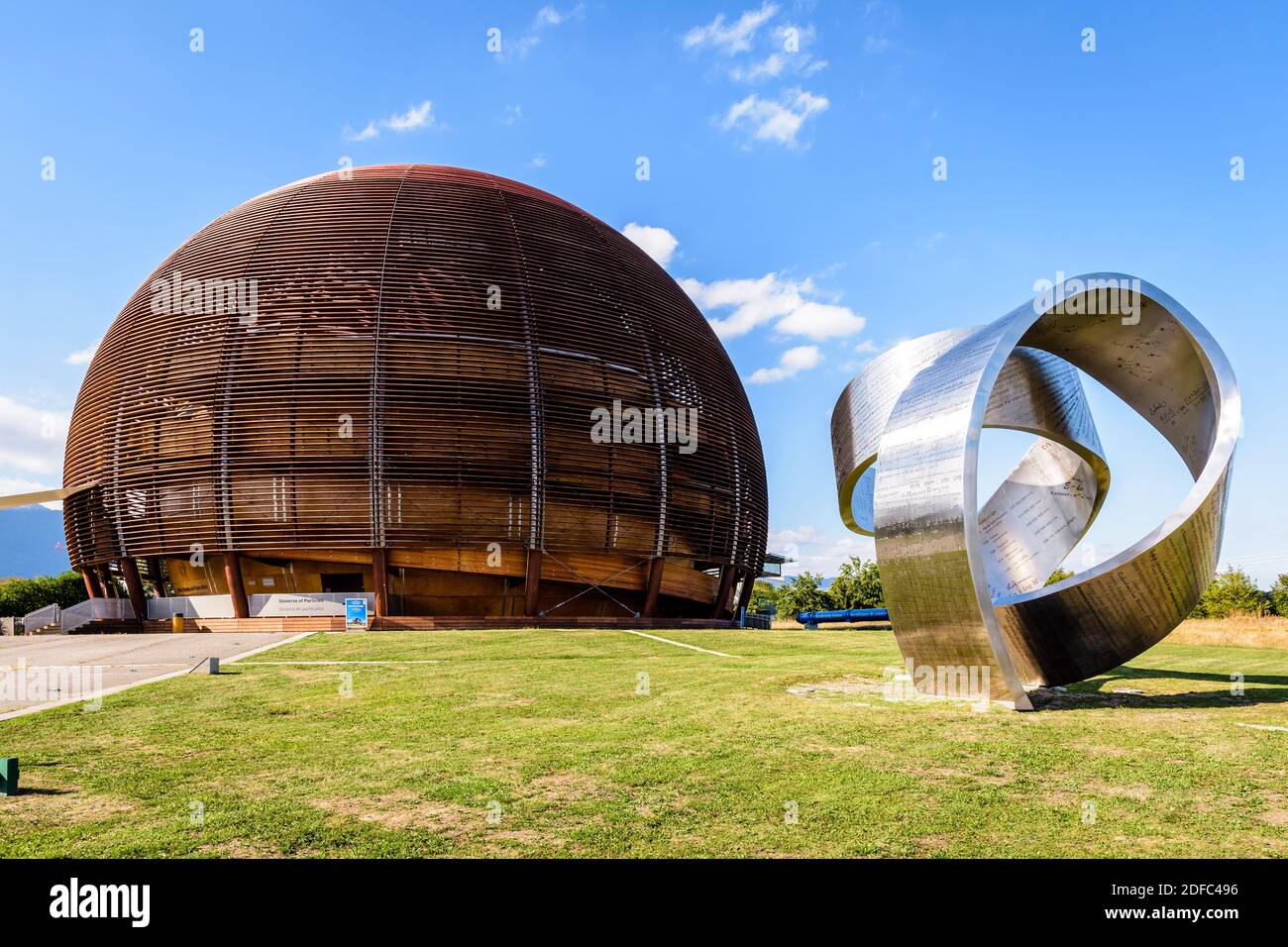 Il nastro d'acciaio e il Globe of Science and Innovation al CERN, l'Organizzazione europea per il nucleare, vicino Ginevra, Svizzera. Foto Stock