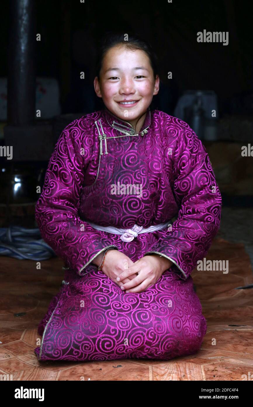 Mongolia, mandrie nomadi di renne, buona ragazza Tsaata, Tsaatan Dukha Foto Stock