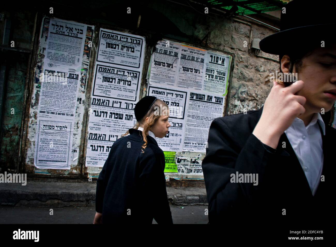 Israele, popolo ebreo ultra-ortodosso nel quartiere Mea Shearim di Gerusalemme Foto Stock