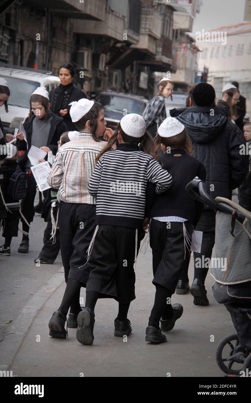 Israele, popolo ebreo ultra-ortodosso nel quartiere Mea Shearim di Gerusalemme Foto Stock