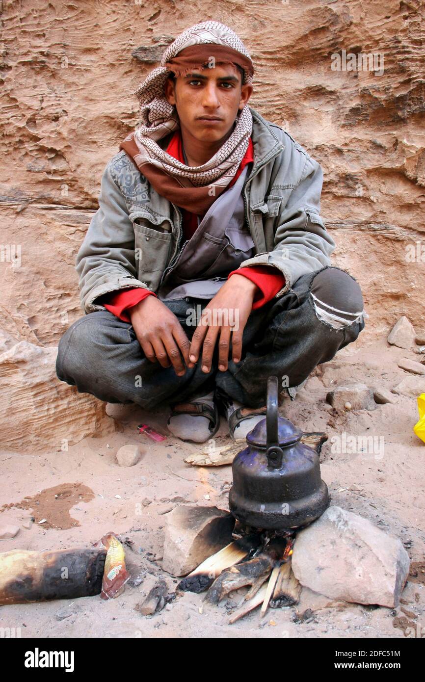 Jordan ritratto di giovane beduino che fa il te al famoso sito di Petra Foto stock Alamy