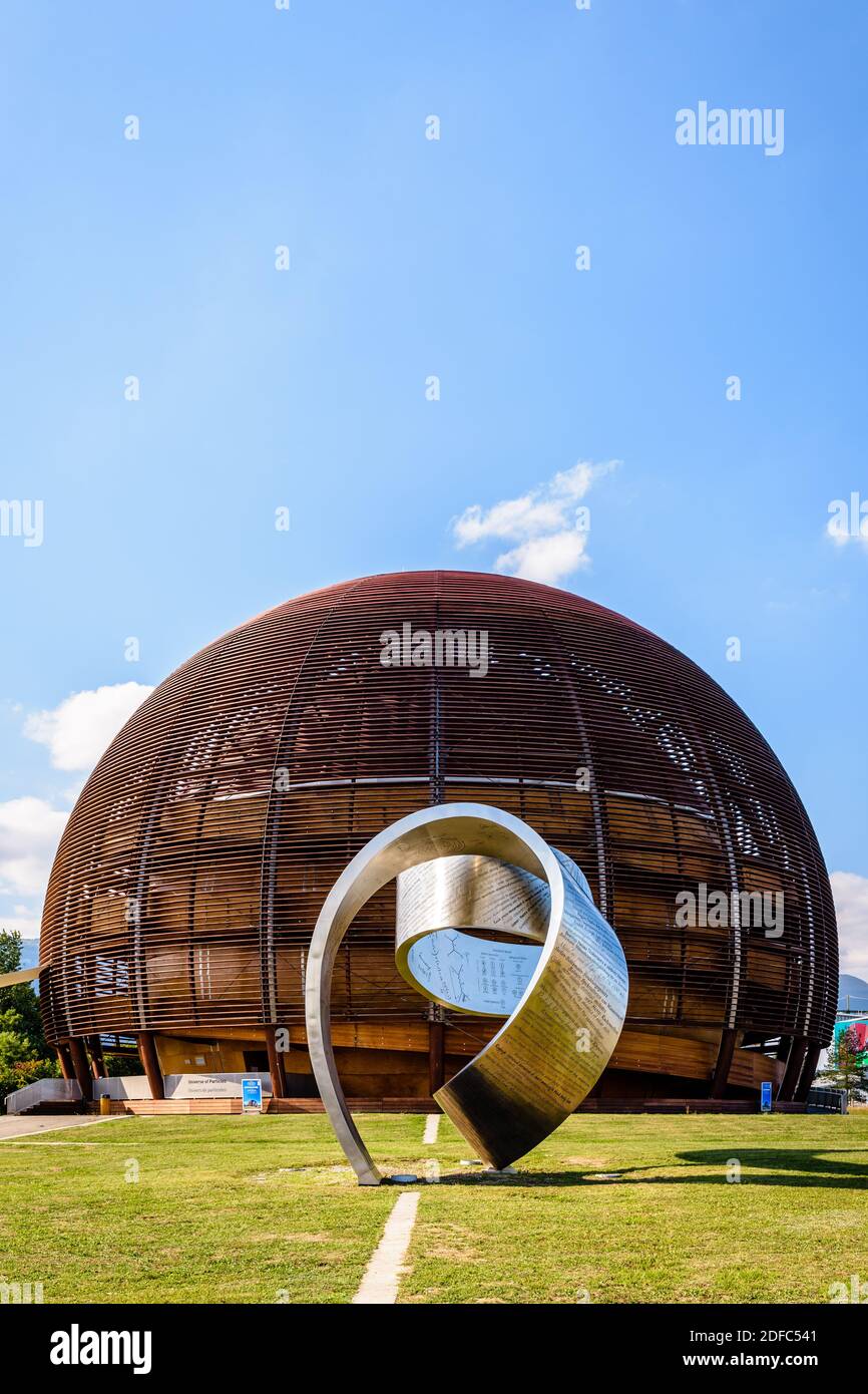 Il nastro d'acciaio e il Globe of Science and Innovation al CERN, l'Organizzazione europea per il nucleare, vicino Ginevra, Svizzera. Foto Stock
