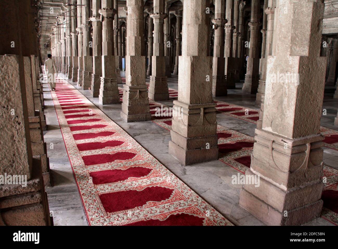 India, Ahmedabad, superba architettura all'interno di Jama Masjid Foto Stock