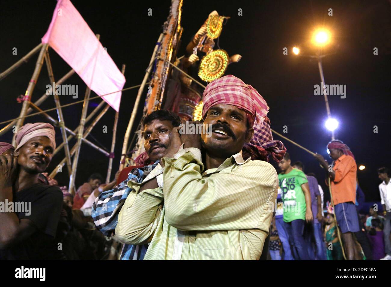 India, gli uomini portano la statua di Durga (pandal) per l'immersione nel fiume Hooghly durante la celebrazione di Durga puja a Kolkata Foto Stock