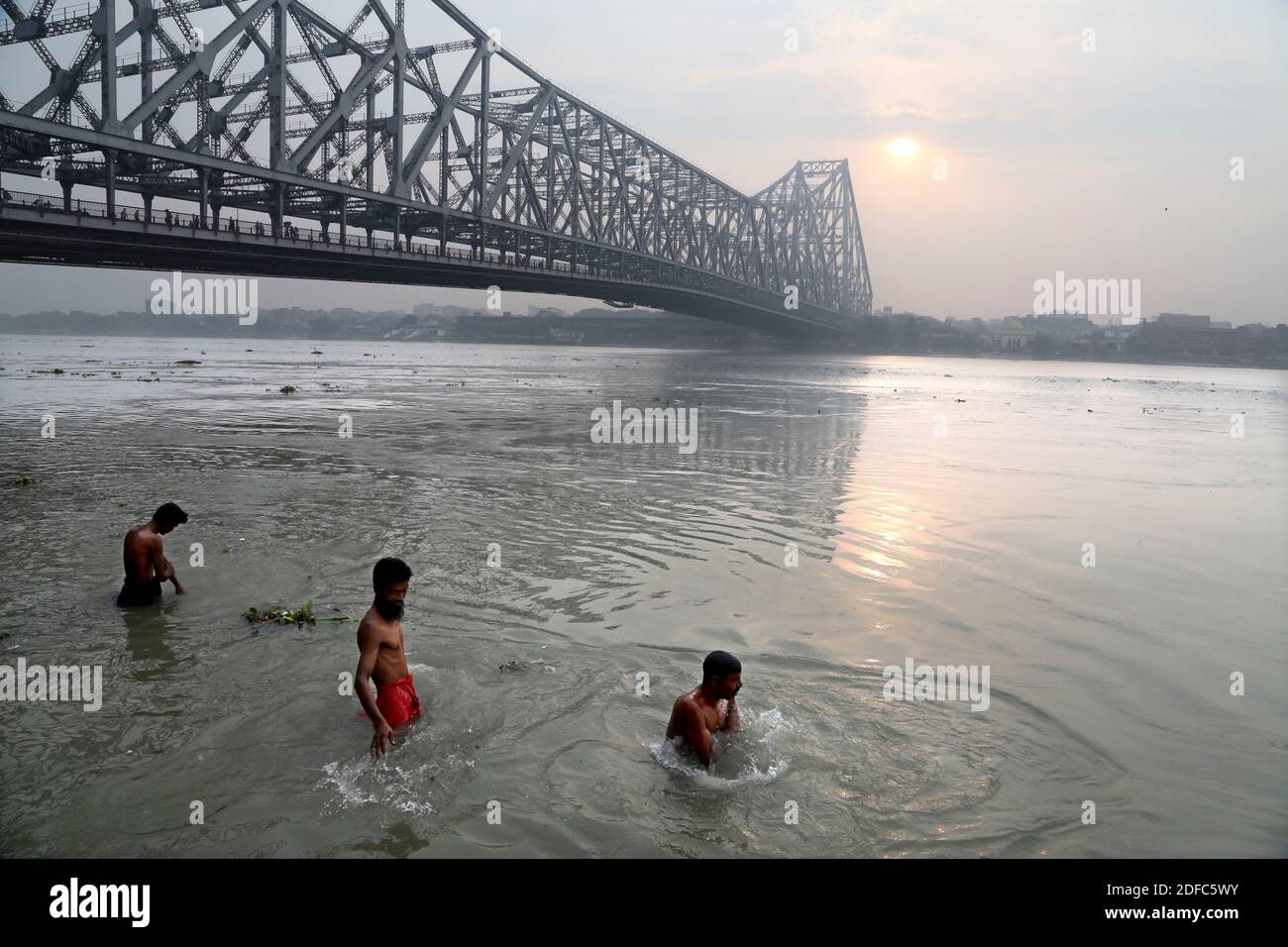 India, superba architettura del ponte Howrah a Kolkata Foto Stock