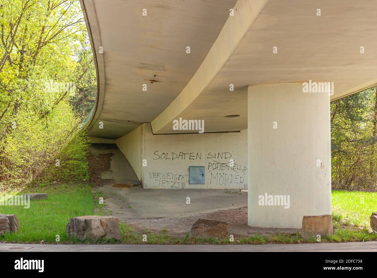 Ponte con graffito sui soldati in lingua tedesca presso un molo ponte. Foto Stock