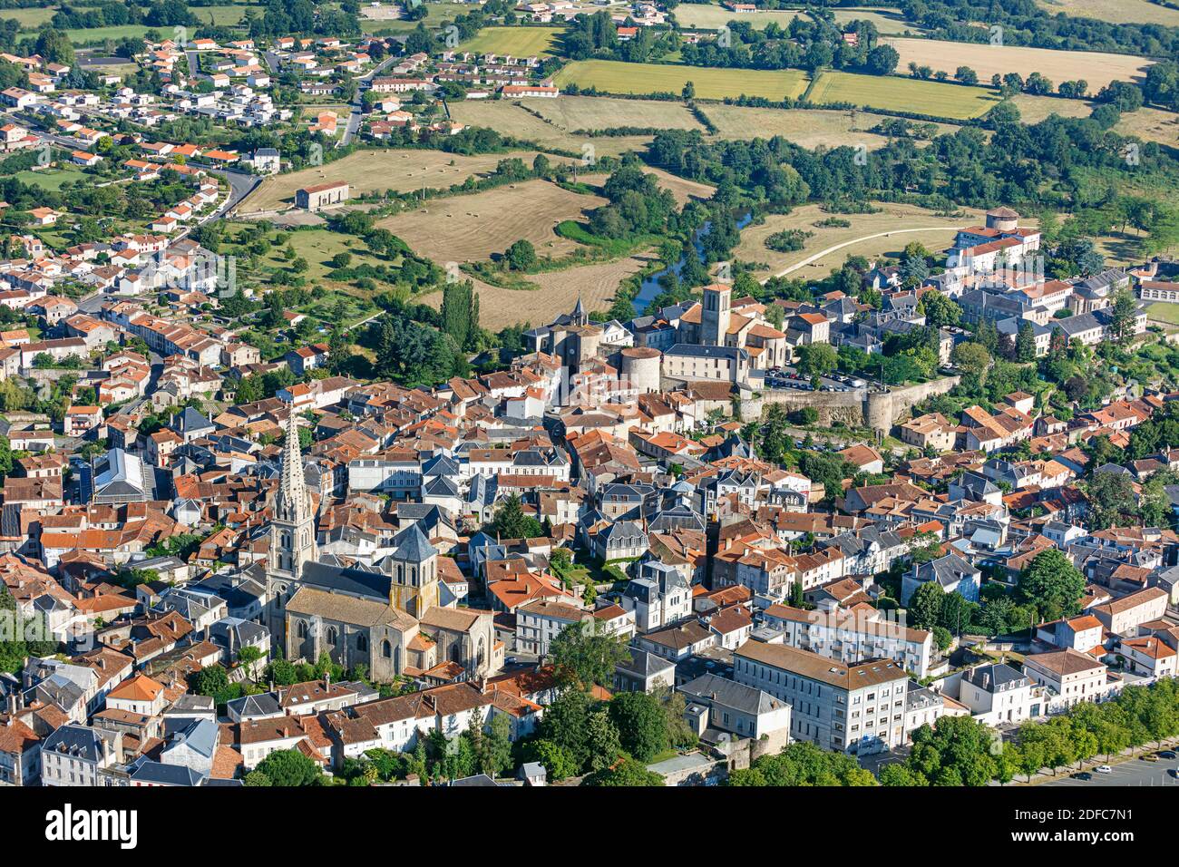 Francia, Deux Sevres, Parthenay, St Laurent chiesa e yhe vecchia città medievale (vista aerea) Foto Stock