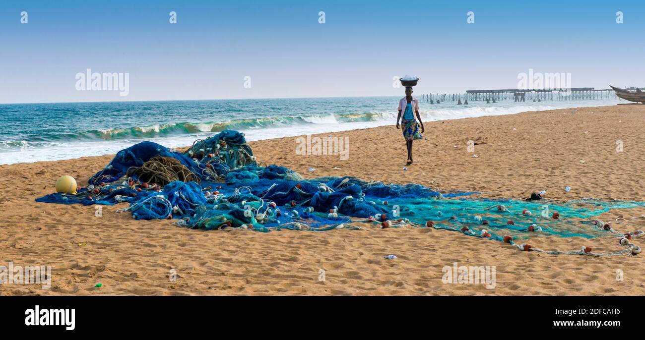 Togo, Lom?, venditore di strada sulla spiaggia in font del vecchio molo Foto Stock