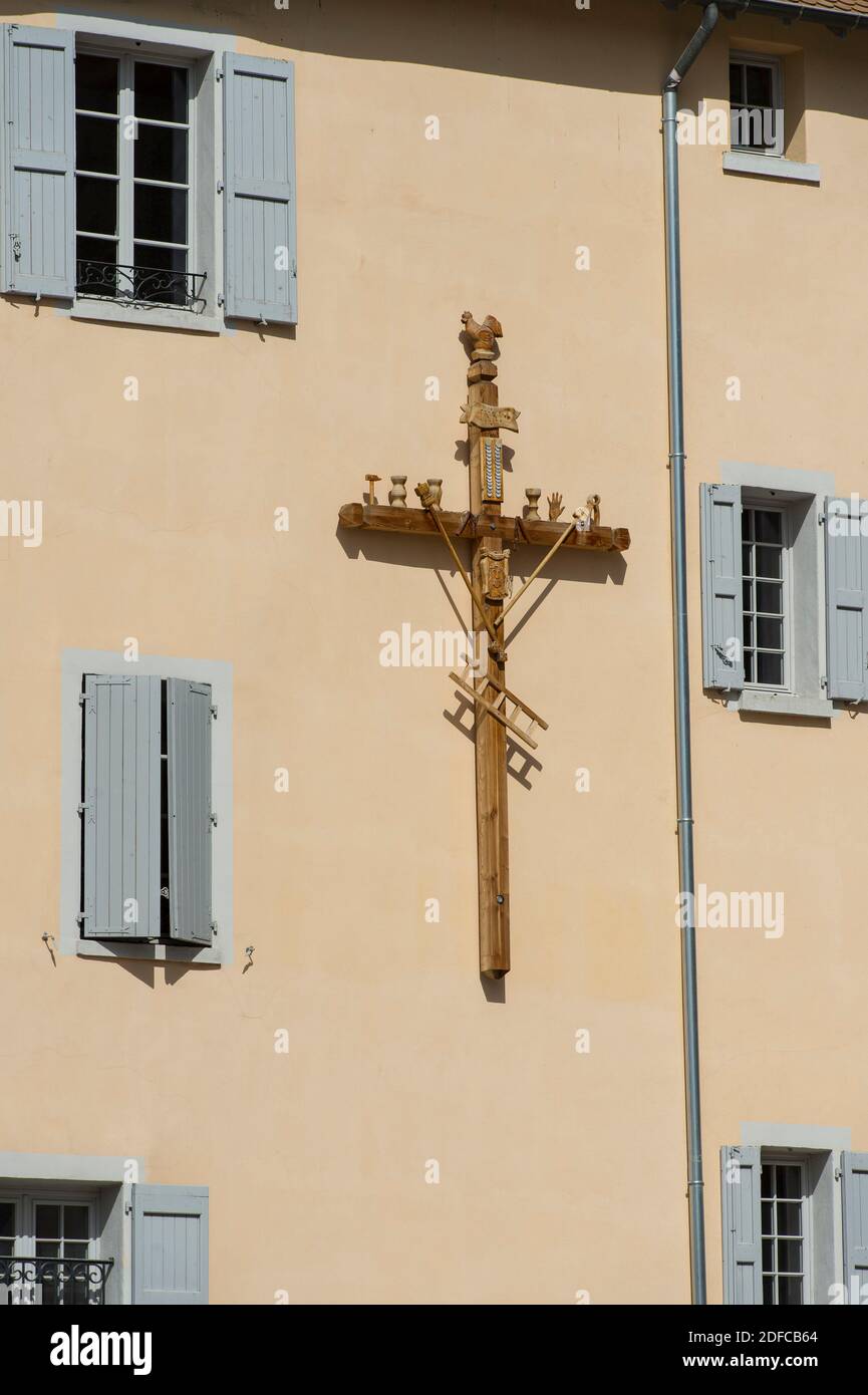 Francia, Hautes Alpes, Gap, la cattedrale recentemente restaurata, una croce di passione sul presbiterio Foto Stock
