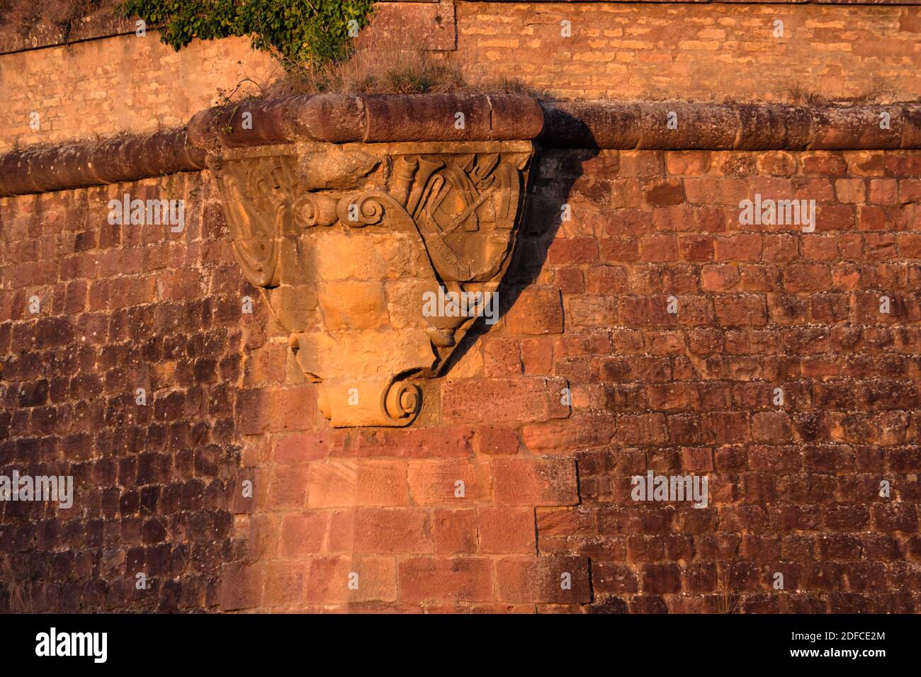 Francia, Alto Reno, Neuf Brisach, patrimonio mondiale dell'UNESCO, città fortificata costruita da Vauban nel 1697, Porte de Colmar, scudo Foto Stock