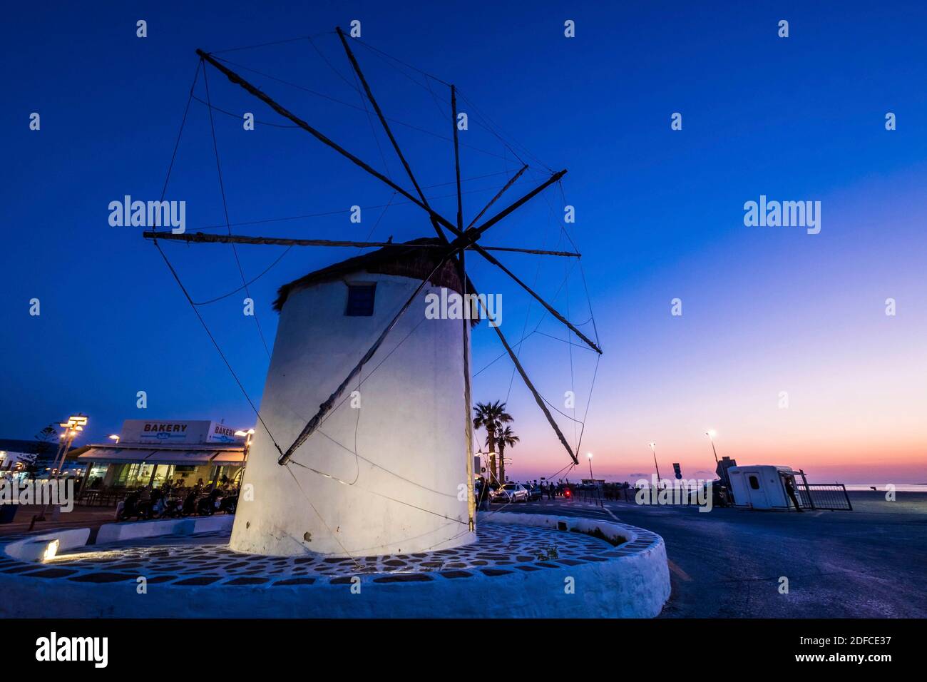 Grecia, Mar Egeo, Arcipelago delle Cicladi, isola di Paros, villaggio di Parikia, mulino a vento sul porto Foto Stock