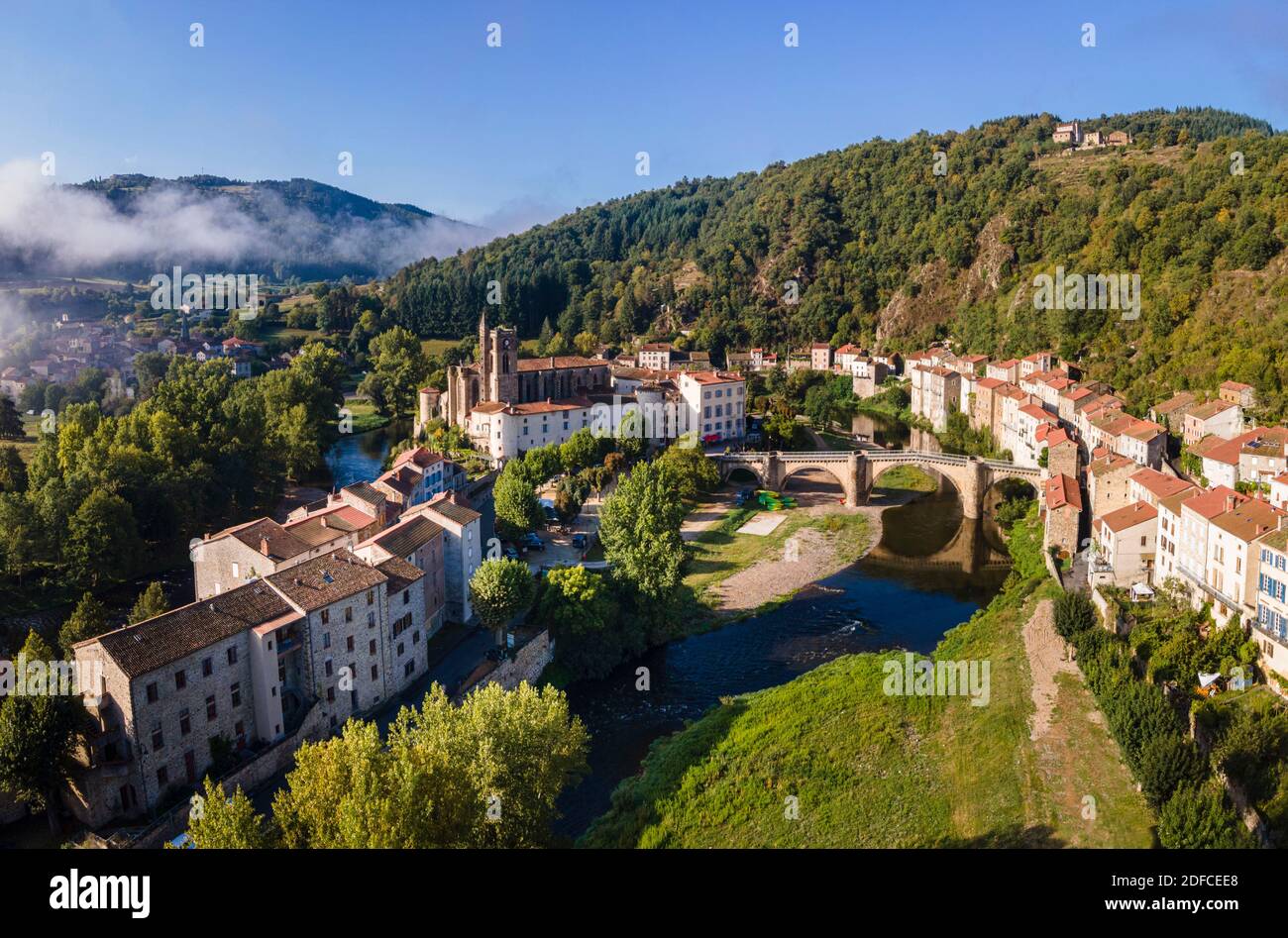 Francia, alta Loira, Lavoute Chilhac, il villaggio e il Priorato Sainte Croix in curva del fiume Allier (vista aerea) Foto Stock