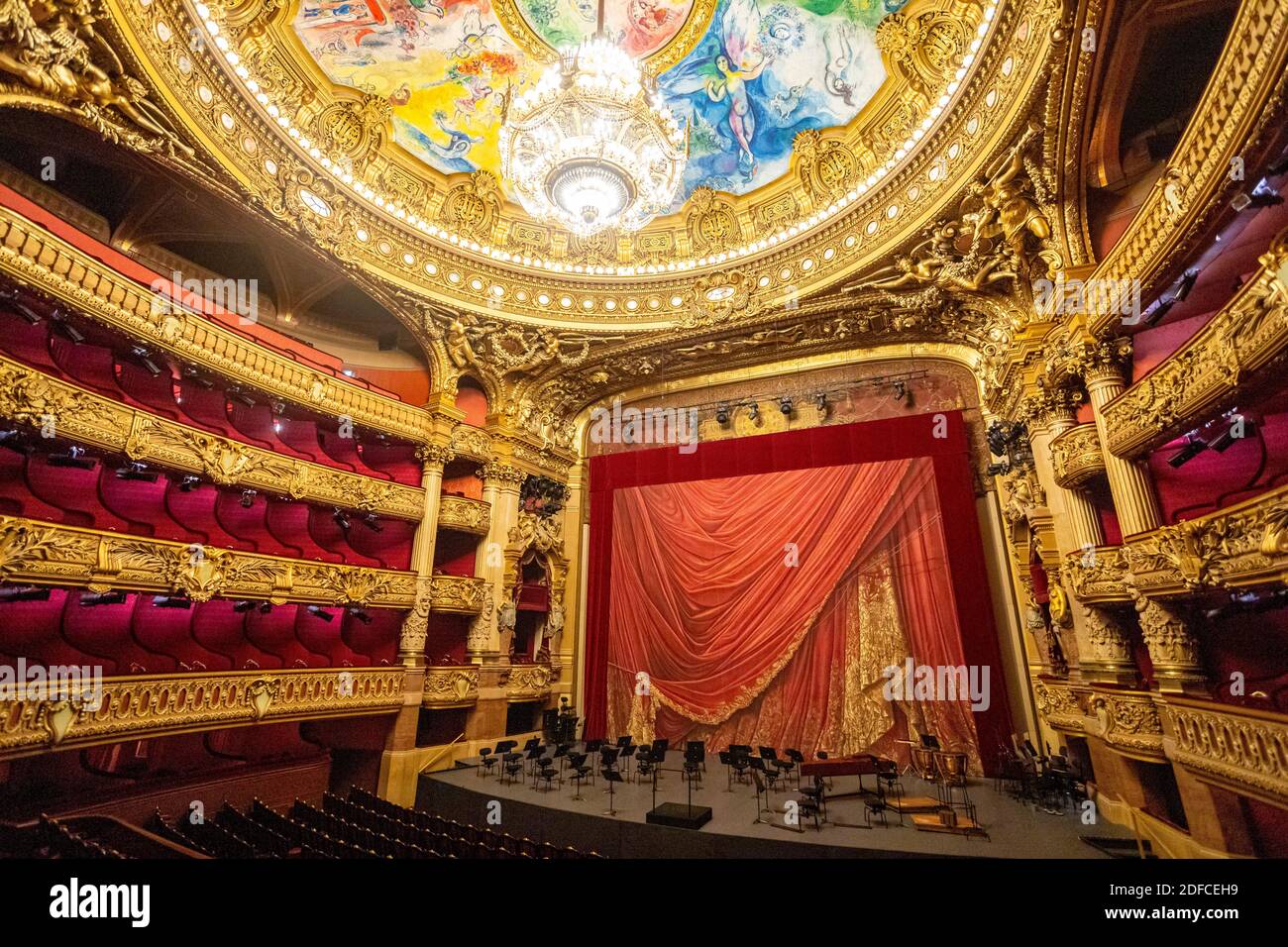 Francia, Parigi, Opera Garnier (1878) dell'architetto Charles Garnier in stile eclettico, la cupola del soffitto decorata da Marc Chagall nella grande sala e t Foto Stock