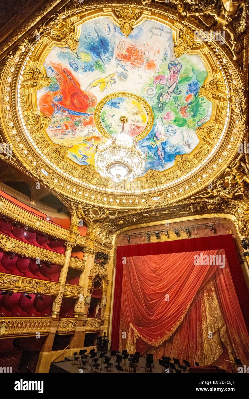 Francia, Parigi, Opera Garnier (1878) dell'architetto Charles Garnier in stile eclettico, la cupola del soffitto decorata da Marc Chagall nella grande sala e t Foto Stock