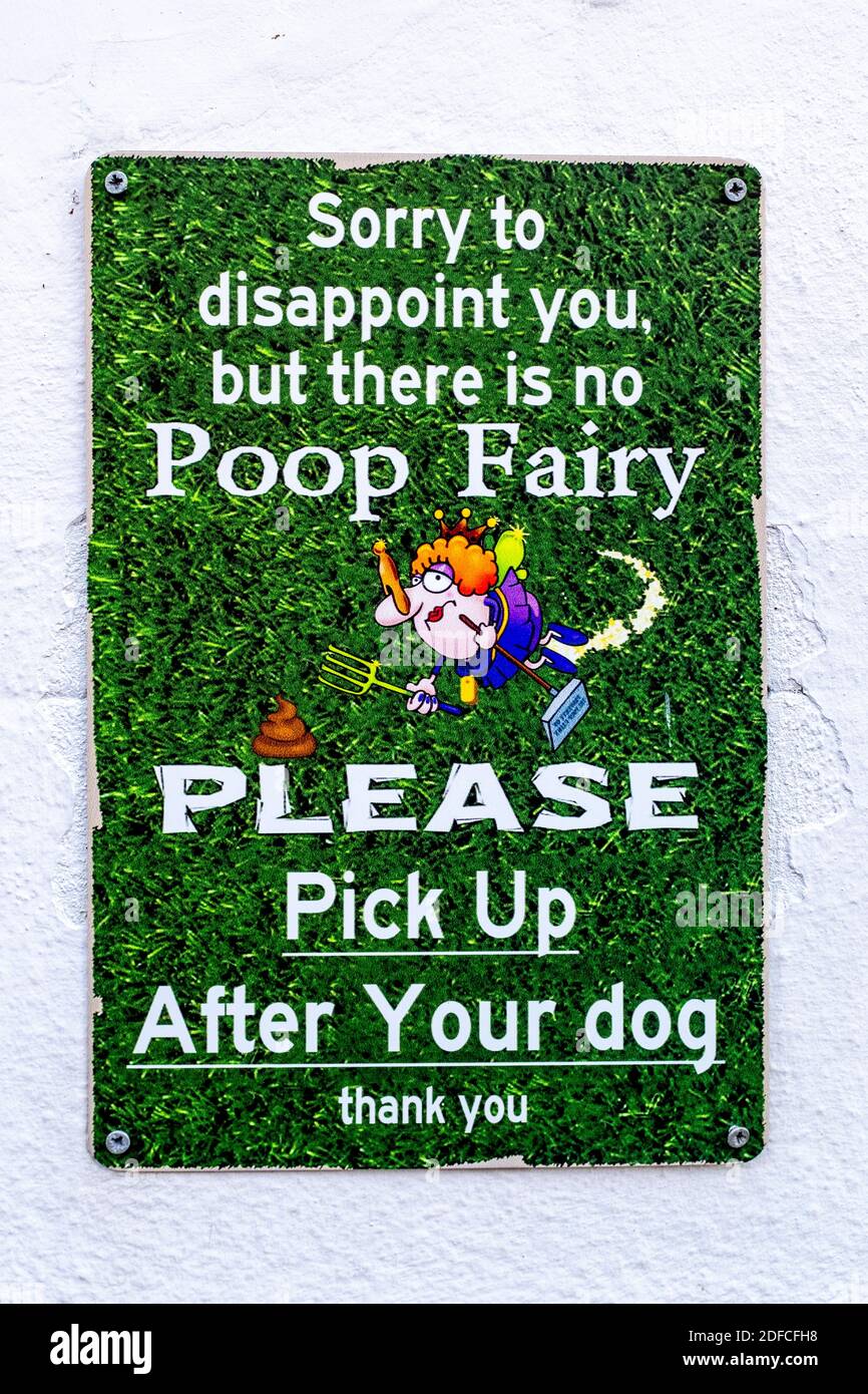 Un segno divertente fuori da una Casa dice ai proprietari di cani di ripulire i rifiuti del loro cane, Rottingdean, Sussex orientale, Regno Unito. Foto Stock