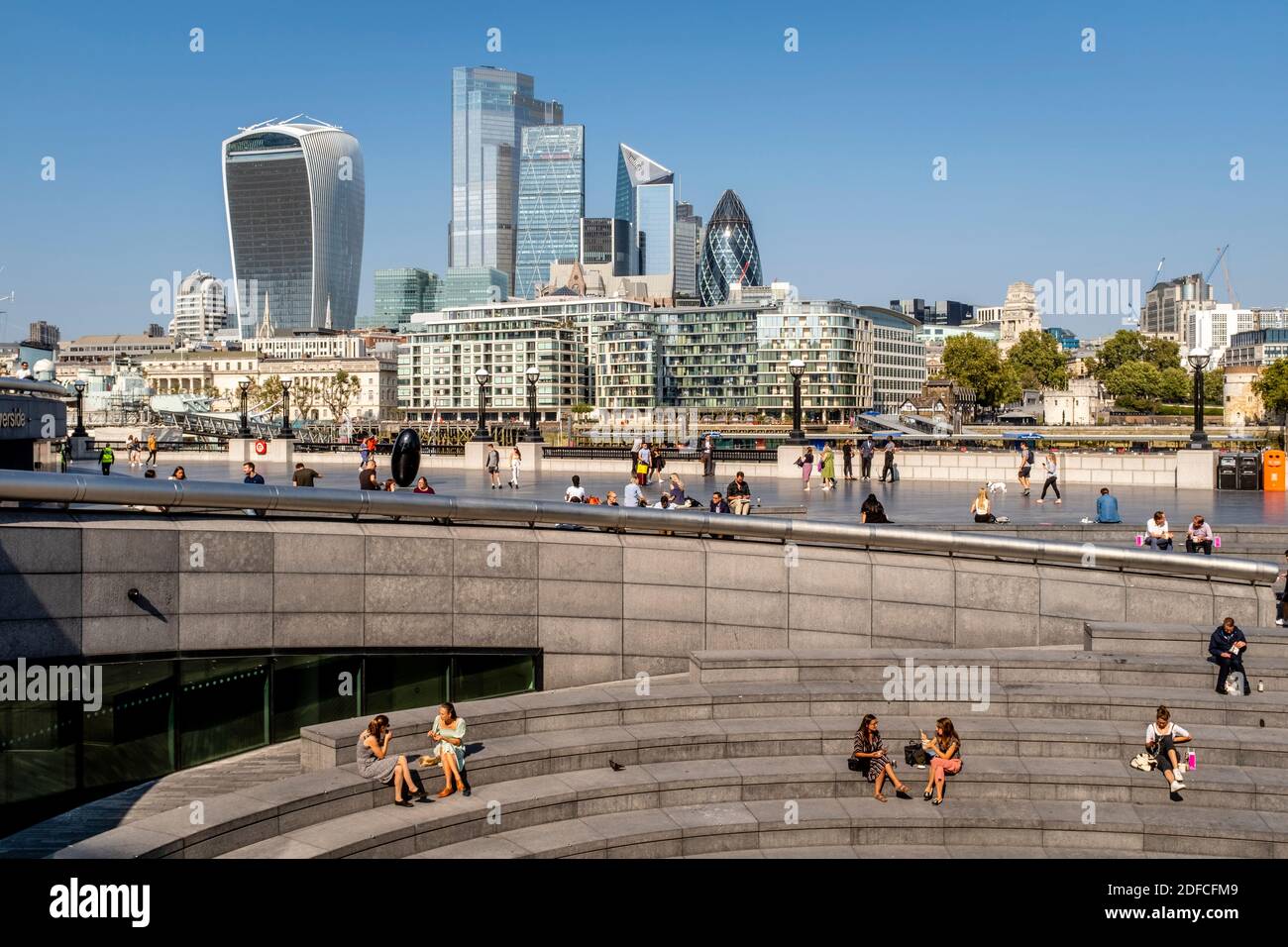 Le persone si godono la loro pausa pranzo allo Scoop, London Bridge City Area, Londra, Regno Unito. Foto Stock