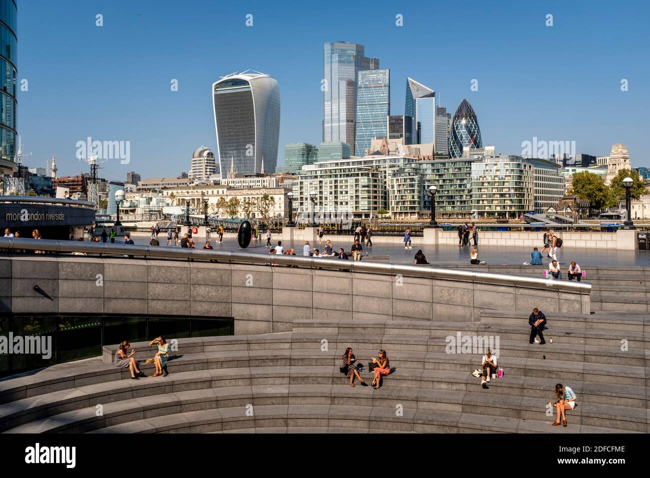 Le persone si godono la loro pausa pranzo allo Scoop, London Bridge City Area, Londra, Regno Unito. Foto Stock