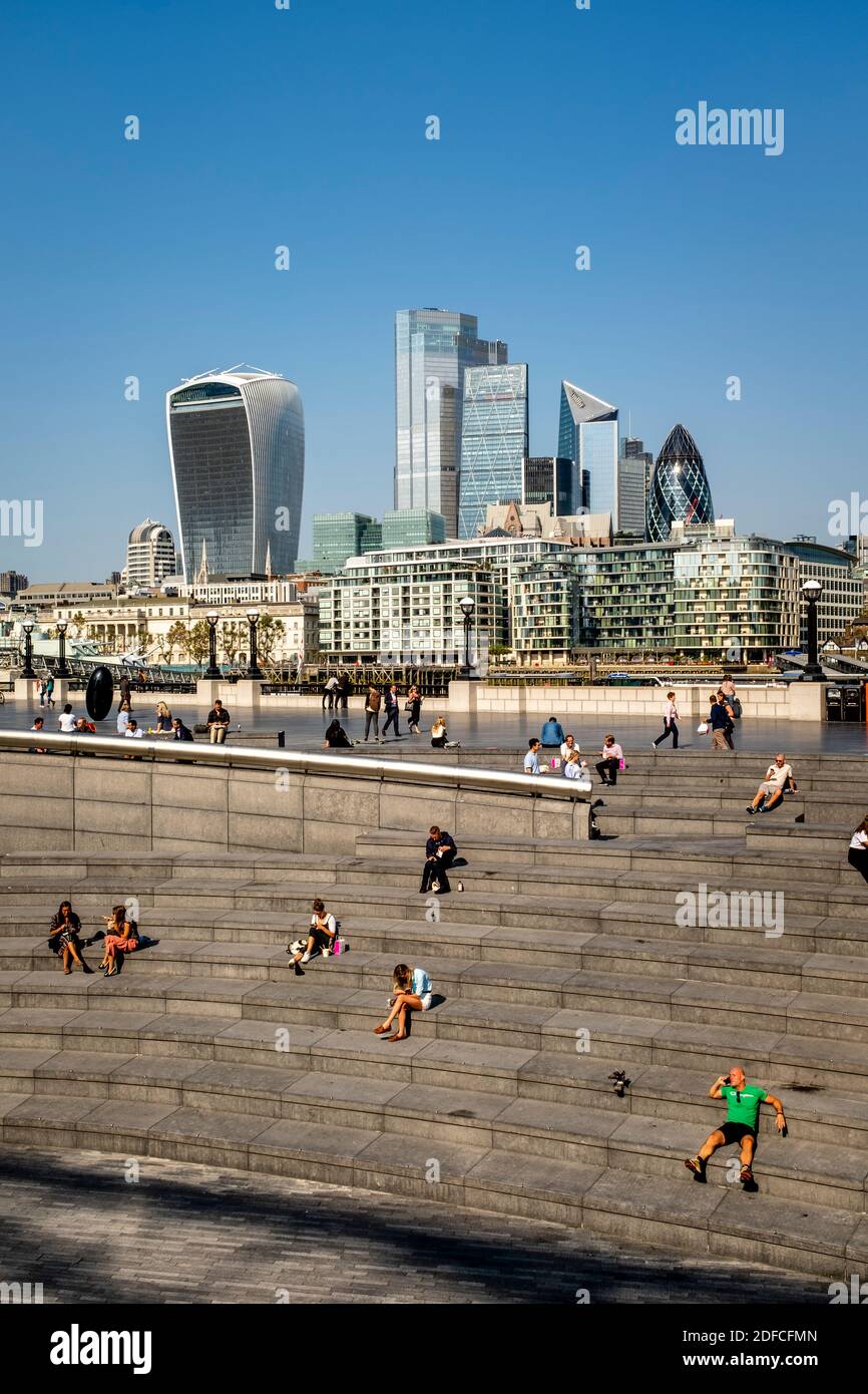 Le persone si godono la loro pausa pranzo allo Scoop, London Bridge City Area, Londra, Regno Unito. Foto Stock