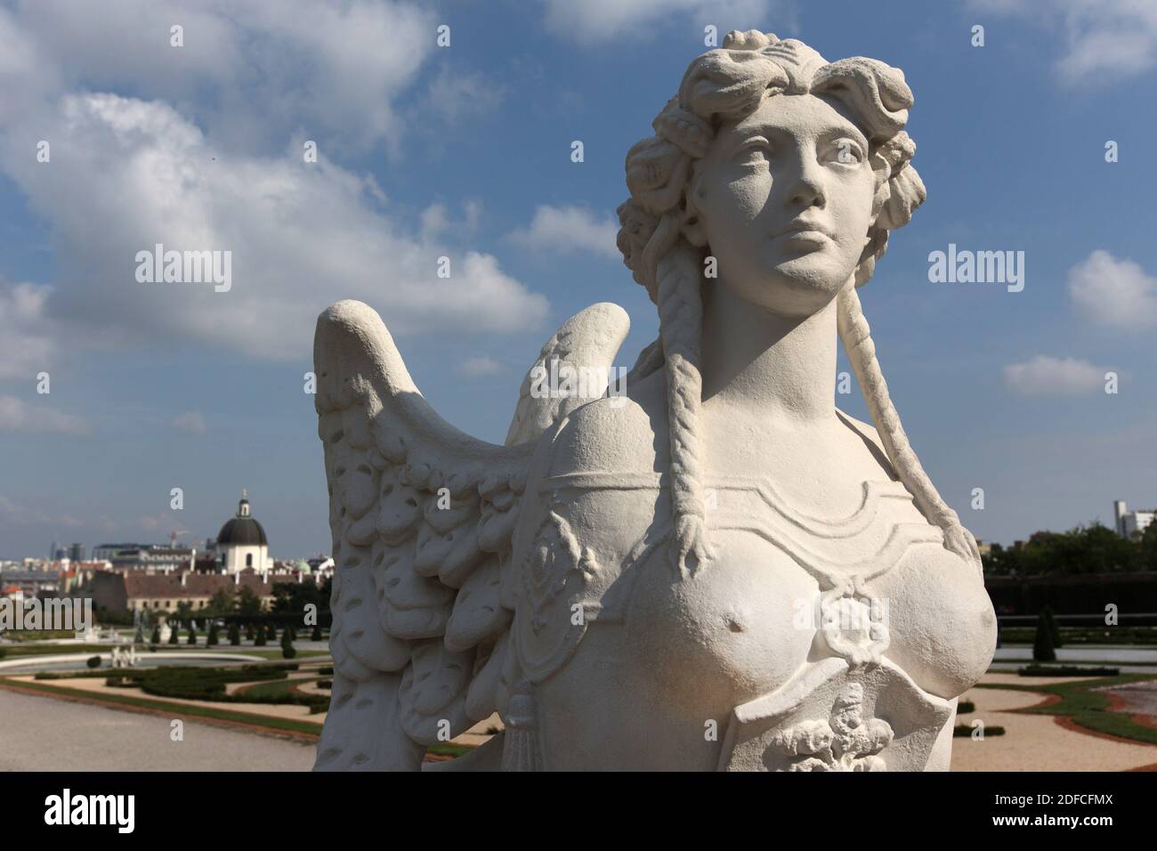 STATUA ALATA NELLA GAREDENS DEL PALAZZO BELVEDERE, VIENNA, AUSTRIA Foto Stock
