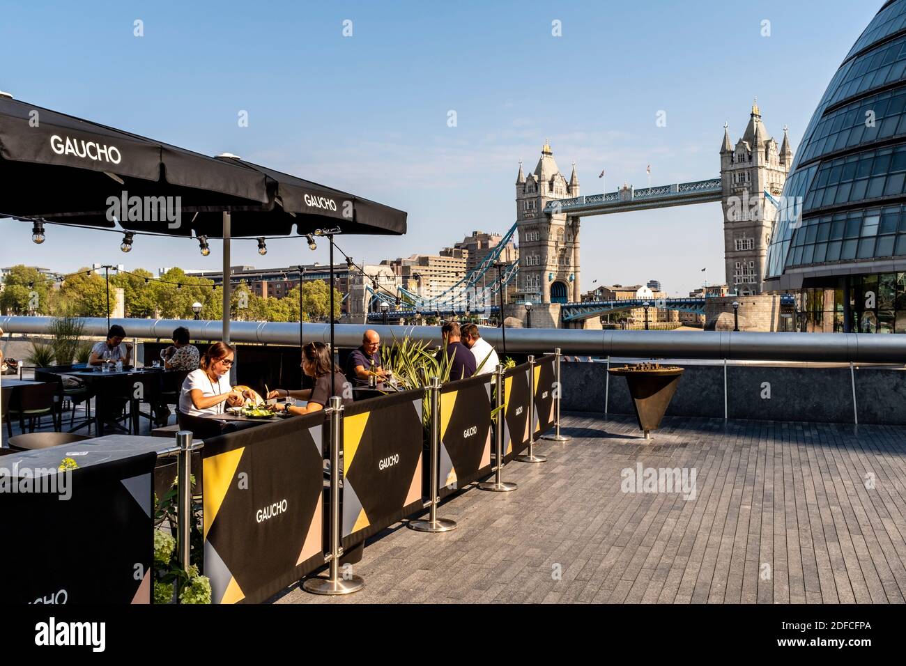 La gente mangia all'aperto al ristorante Gaucho, London Bridge City Area, Londra, Regno Unito. Foto Stock