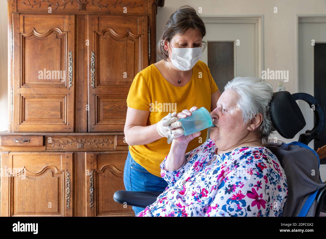 AUDREY, INFERMIERA FREELANCE, FACENDO I SUOI GIRI GIORNALIERI AD UNA DELLE CASE DEL SUO PAZIENTE, CHERONVILLIERS, EURE, NORMANDIA, FRANCIA, EUROPA Foto Stock