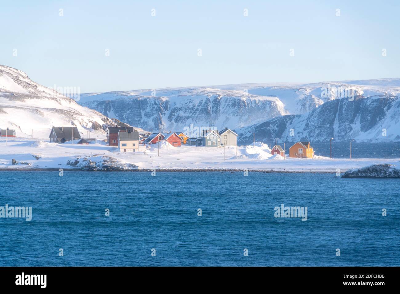 Case tradizionali di pescatori nella neve, Veines, Kongfjord, Varanger Peninsula, Troms og Finnmark, Norvegia Foto Stock