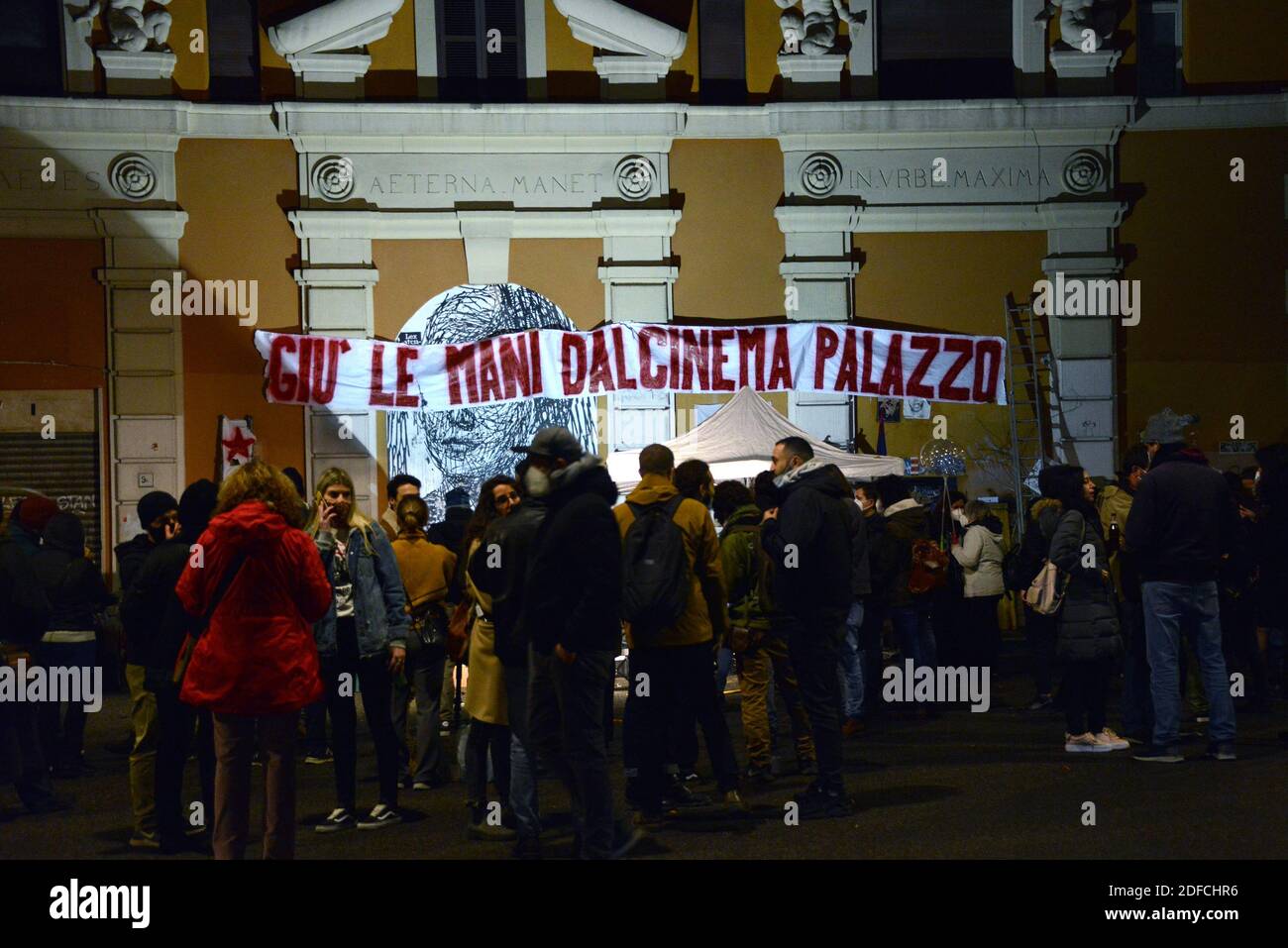 Roma, Italia. 03 dic 2020. Piazza dei Sanniti, ingresso al nuovo Cinema Palazzo Credit: Agenzia fotografica indipendente/Alamy Live News Foto Stock