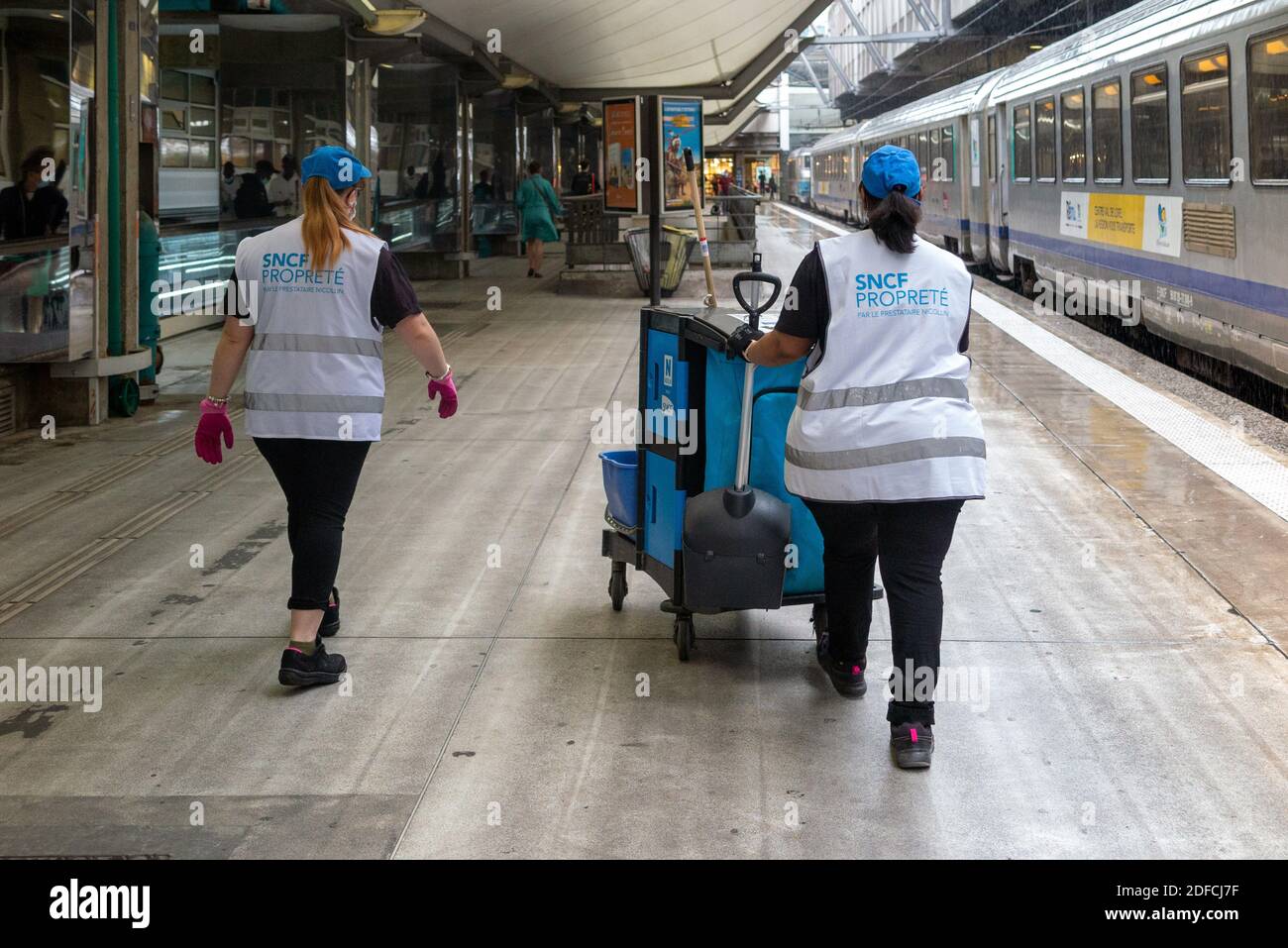 SNCF PERSONALE ADDETTO ALLA PULIZIA E ALLA MANUTENZIONE, MISURE SANITARIE RAFFORZATE DOPO LO SCOPPIO DELLA COVID, STAZIONE FERROVIARIA GARE DE MONTPARNASSE, PARIGI, FRANCIA Foto Stock
