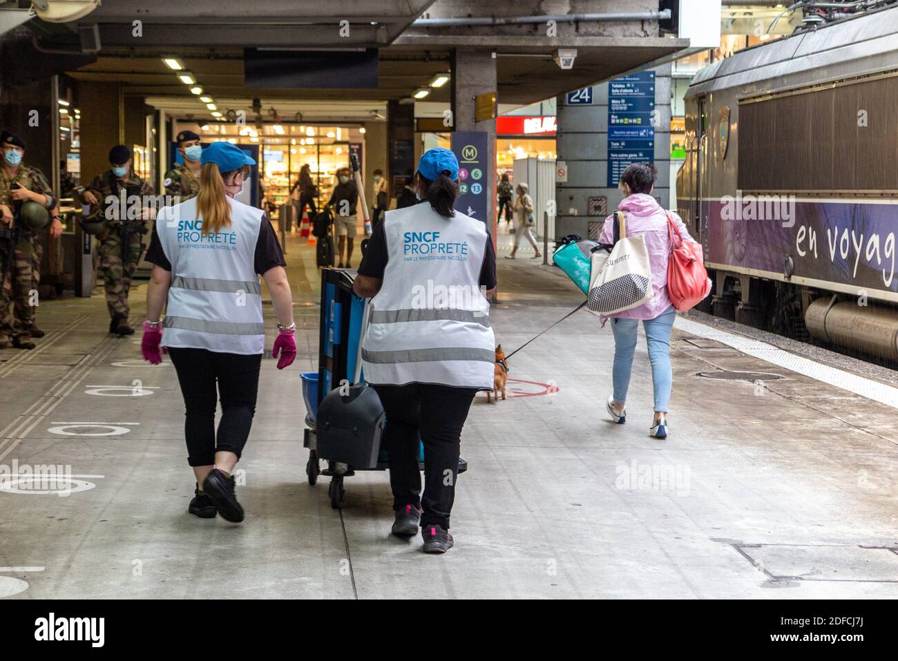 SNCF PERSONALE ADDETTO ALLA PULIZIA E ALLA MANUTENZIONE, MISURE SANITARIE RAFFORZATE DOPO LO SCOPPIO DELLA COVID, STAZIONE FERROVIARIA GARE DE MONTPARNASSE, PARIGI, FRANCIA Foto Stock