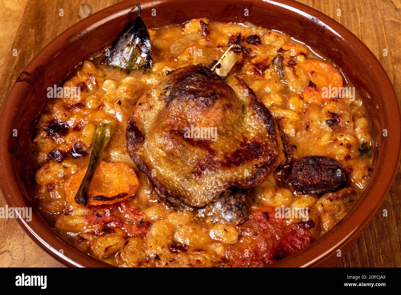 CASSOULET CON CONFIT D'ANATRA, IL NEGOZIO DELL'AZIENDA, PRODUTTORE DI FOIE GRAS E PRODOTTI D'ANATRA IN SCATOLA, DOMAINE DE VOISIN, TILLAY-LE-PENEUX, EURE-ET-LOIR, FRANCIA Foto Stock
