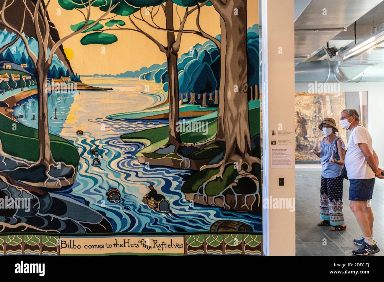 TESSITURA ISPIRATA DA UN'ILLUSTRAZIONE DELLO HOBBIT DA PARTE DELL'ARTISTA JRR TOLKIEN, BILBO VIENE ALLE CAPANNE DEGLI ELFI ZATTERI, TOUR CON UNA MASCHERA DEL MUSEO INTERNAZIONALE DEGLI ARAZZI, AUBUSSON, CREUSE, FRANCIA Foto Stock