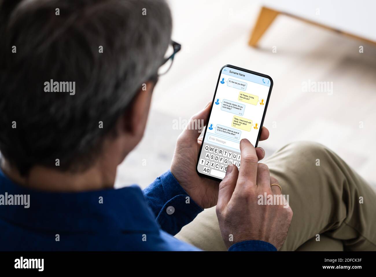 Smart Phone con mano e messaggio di testo Foto Stock