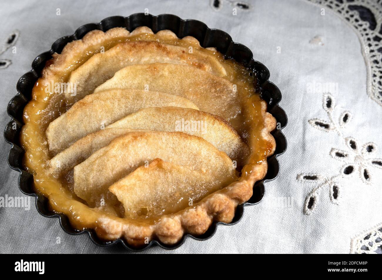 Piccola torta di mele fatta in casa su sfondo rustico Foto Stock