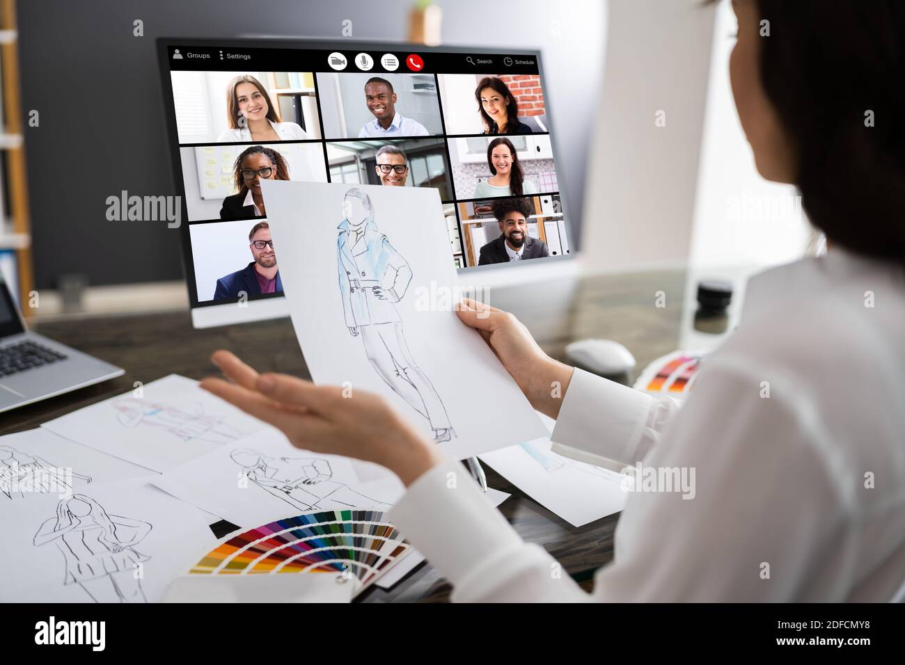 Videoconferenza online di Fashion Designer. Riunione remota Foto Stock