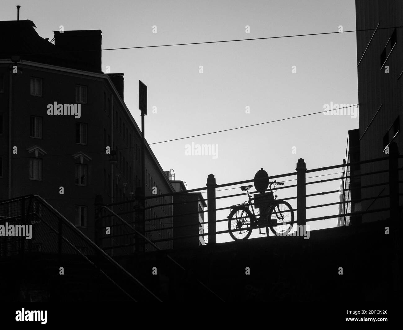 Bicicletta abbandonata su un ponte a Helsinki, Finlandia. Foto Stock