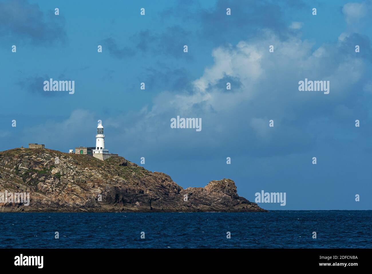 Round Island Lighthouse - vista dal mare su un giorno calmo Foto Stock