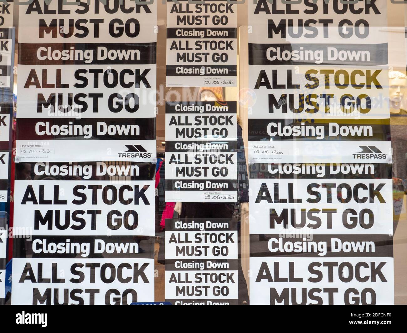 Chiusura di cartelli e cartelli di vendita all'aperto Negozio di abbigliamento a Bishops Stordford UK Foto Stock