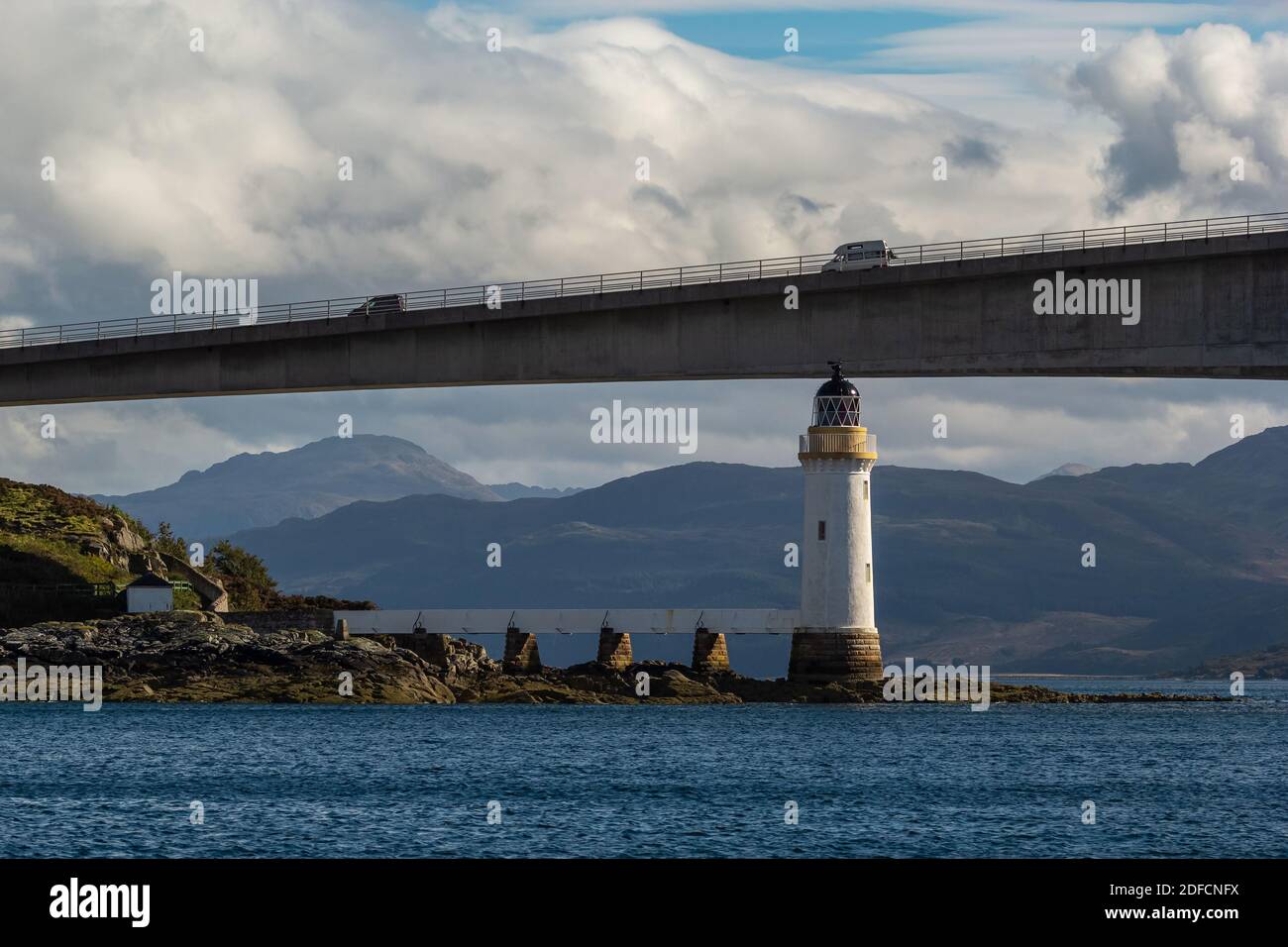 Faro di Kyle su Eilean Ban sotto il ponte di Skye Foto Stock