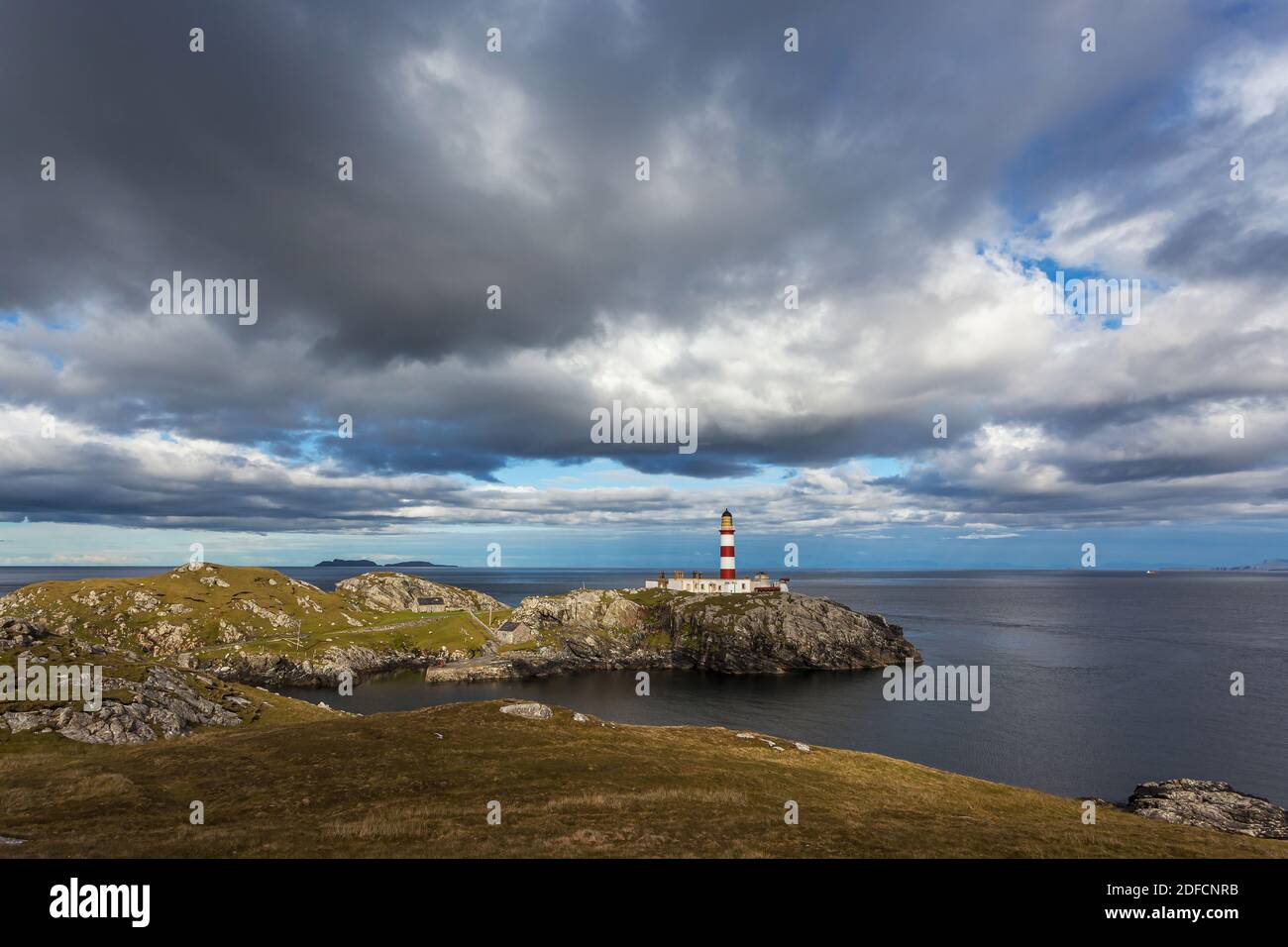 Faro di Eilean Glas in una giornata estiva con le nuvole in movimento sopra Foto Stock