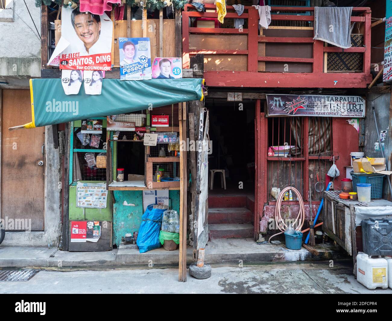 Negozi locali in un vicolo di Pasay City, Metro Manila, Filippine. Foto Stock