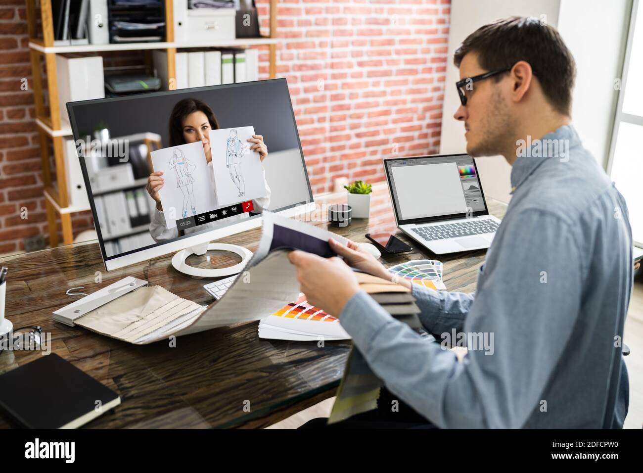 Videoconferenza online di Fashion Designer. Riunione remota Foto Stock