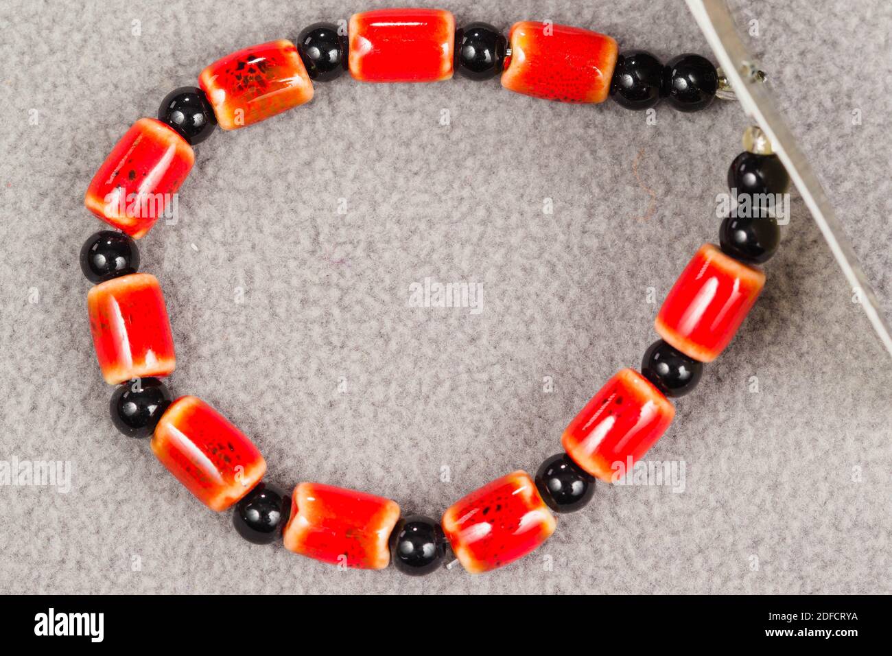 stativo di palline rotonde rosse e nere per la creazione di gioielli Foto Stock