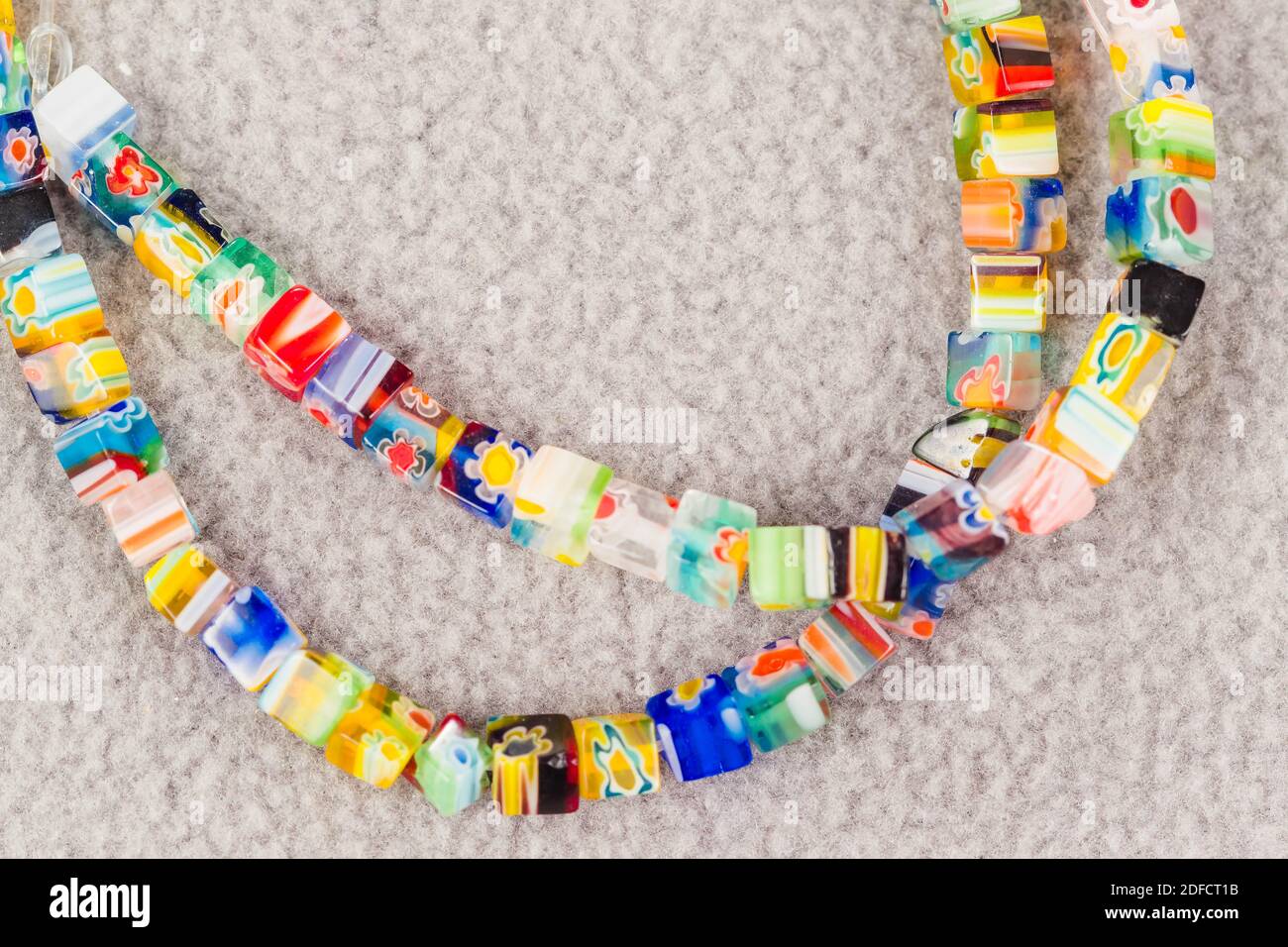 stand di perle quadrate multicolore per la creazione di gioielli Foto Stock