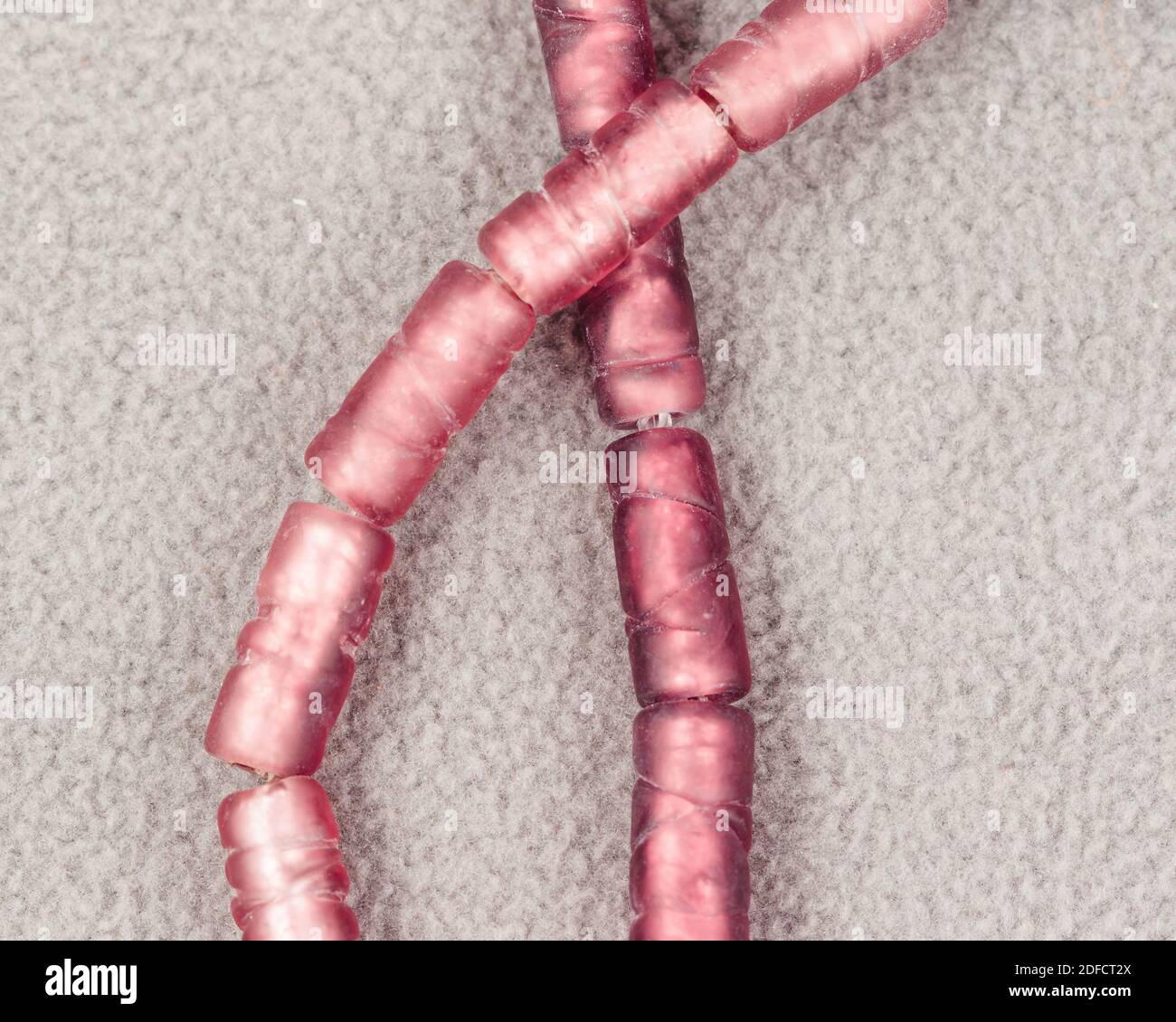 stativo di perline tubolari rosse per la creazione di gioielli Foto Stock