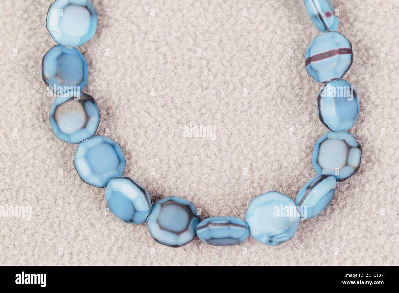 stand di palline blu rotonde per la creazione di gioielli Foto Stock