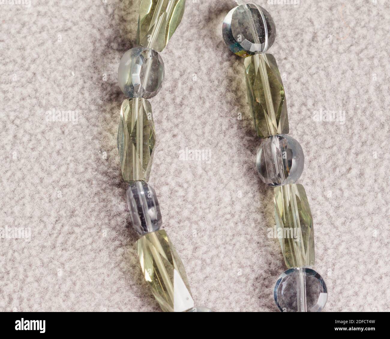 supporto di sfere rotonde verdi e trasparenti per creazione di gioielli Foto Stock