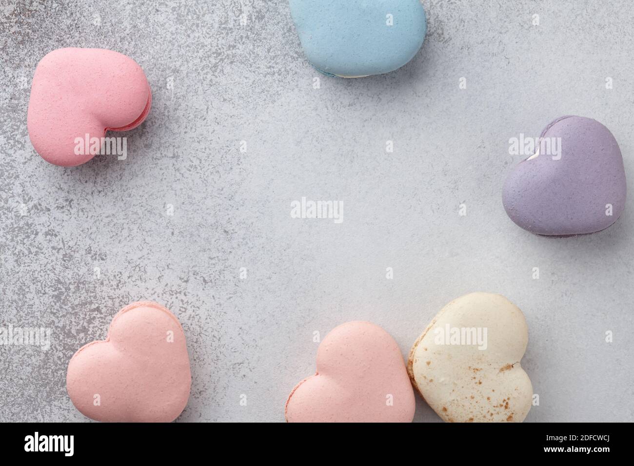 Macaron a forma di cuore per San Valentino, colori pastello Foto Stock