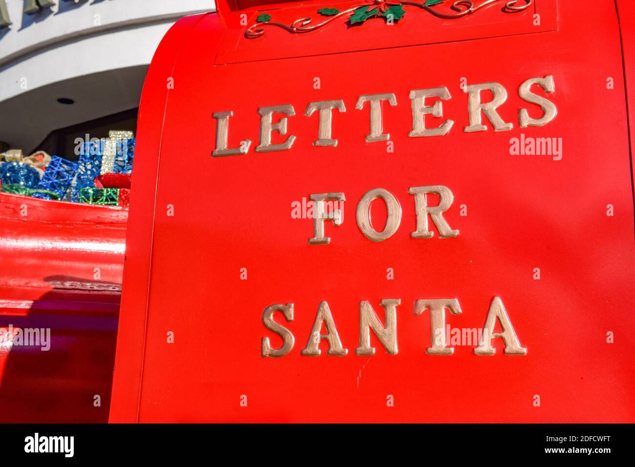 Una casella postale per le lettere a Babbo Natale - decorazioni natalizie / scatola del montante Foto Stock