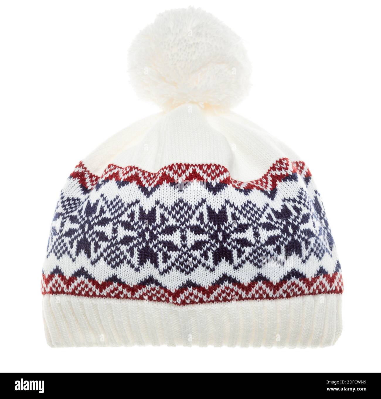 Cappello bianco lavorato a maglia invernale decorato con ornamento geometrico scandinavo isolato su sfondo bianco. Cappuccio in lana fatto a mano con pompon sopra Foto Stock